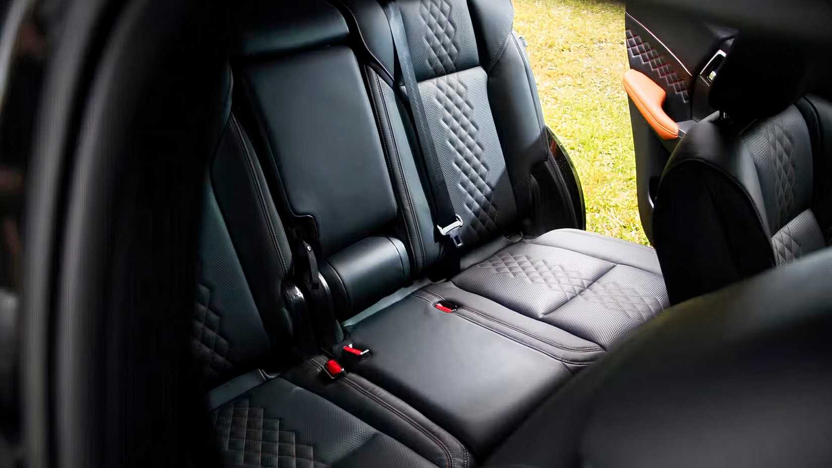 Interior do Mitsubishi Outlander 2026 mostrando a terceira fila de assentos