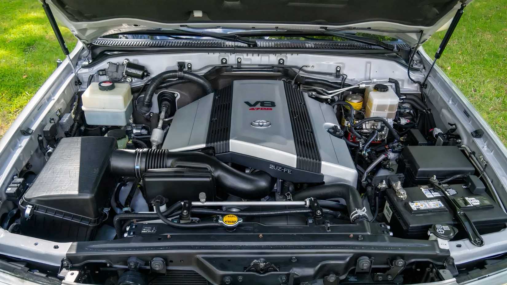 Compartimento do motor Toyota Land Cruiser Série 100 2007 mostrando V8