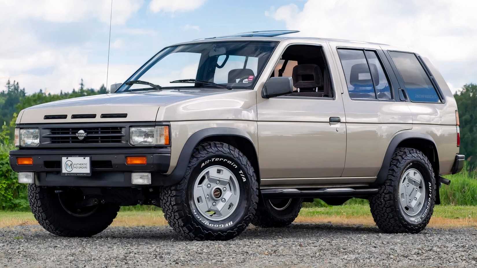 1990 Nissan Pathfinder SE front 3/4