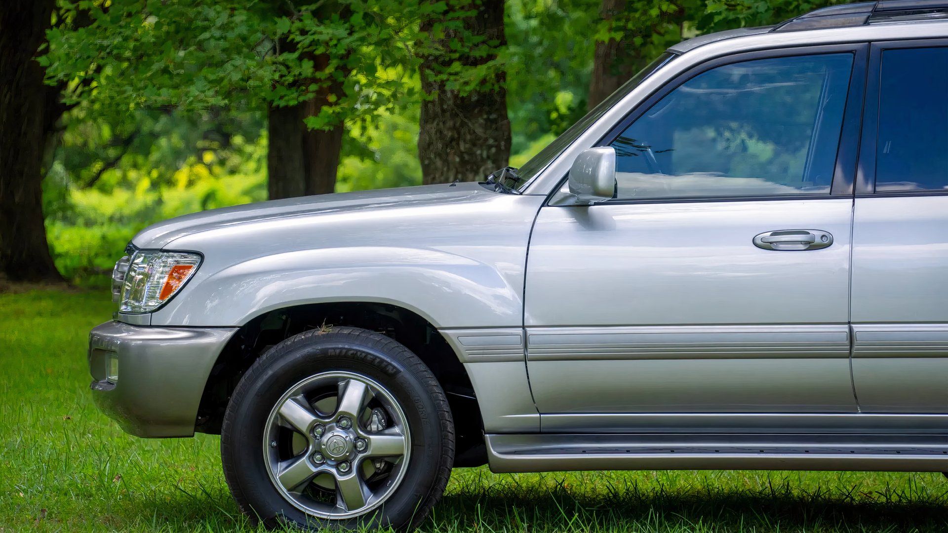 2007 Toyota Land Cruiser 100 Series front end parked in grass