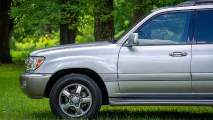 2007 Toyota Land Cruiser 100 Series front end parked in grass