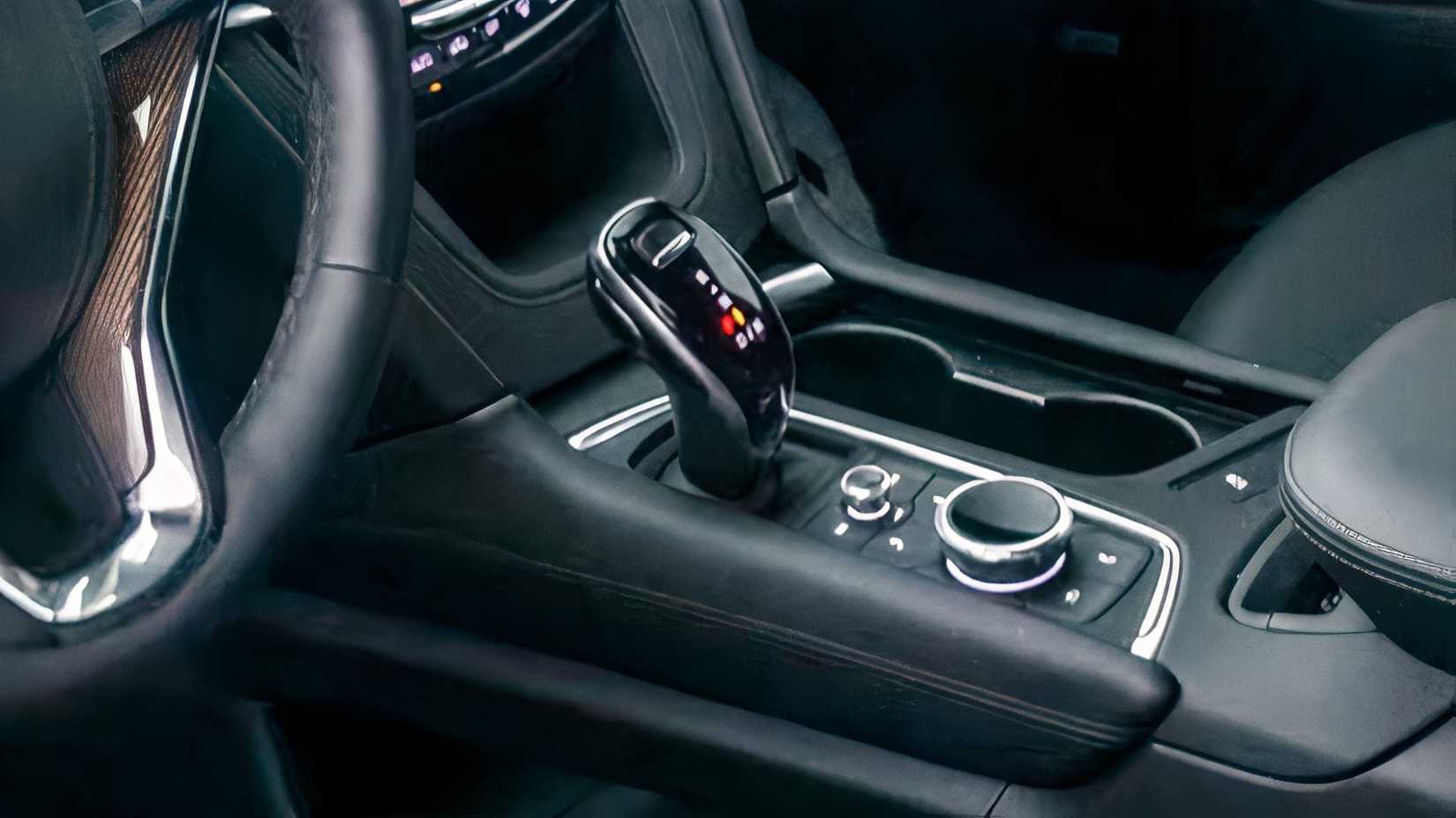 2022 Cadillac XT6 gearshift
