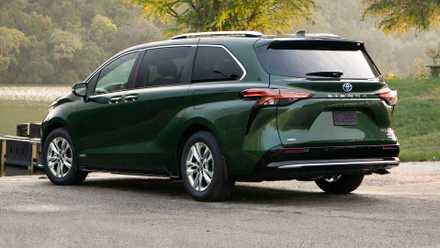 2024 Toyota Sienna traseira 3/4