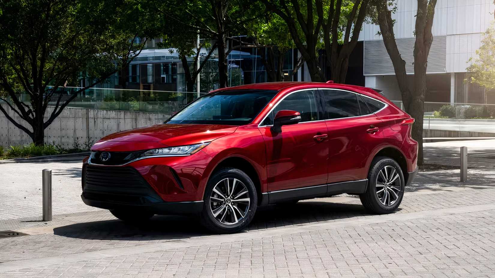 2024 Toyota Venza frente 3/4 estacionado na estrada