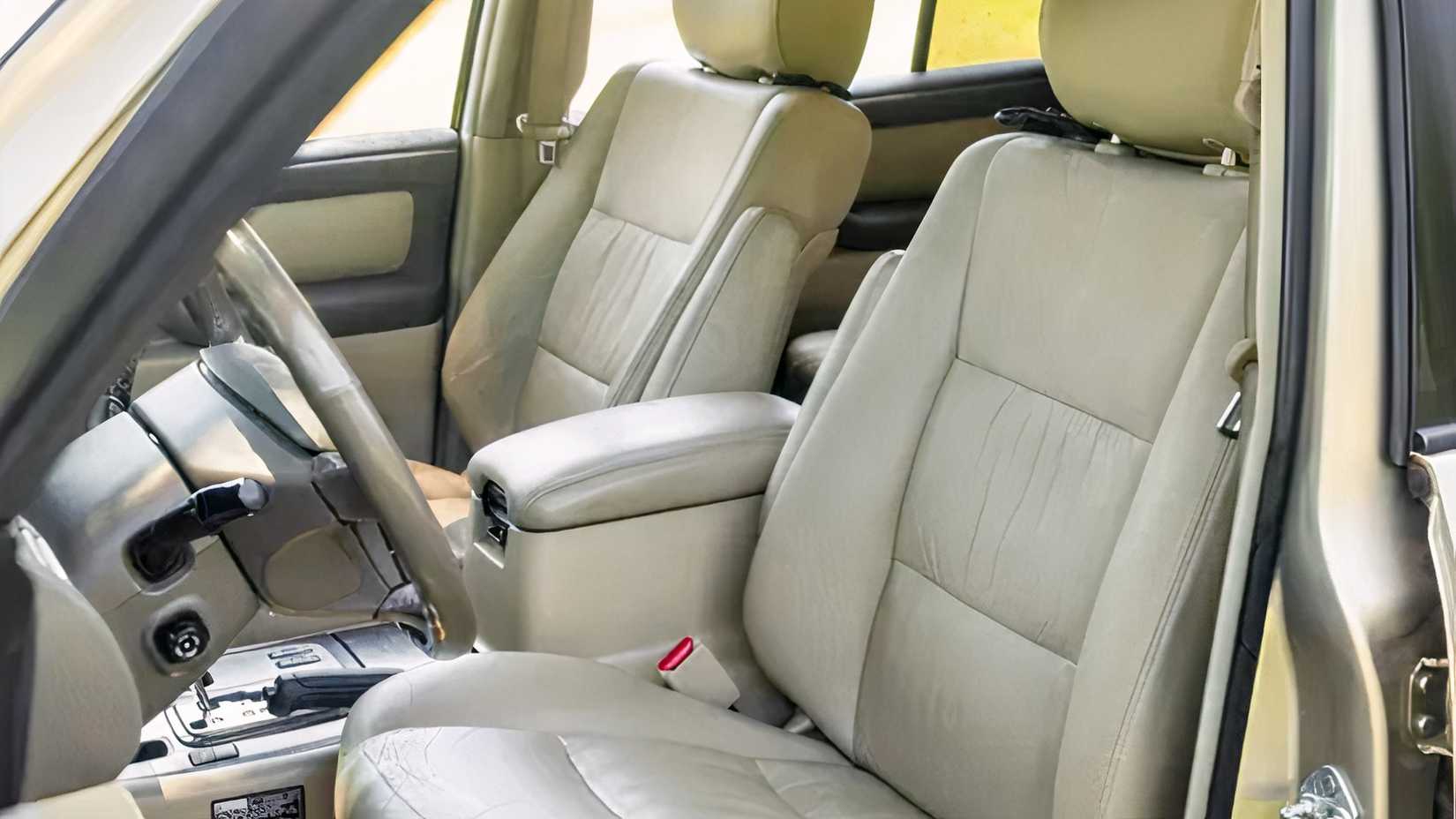 Interior do Toyota Land Cruiser Série 100 2007 mostrando assentos