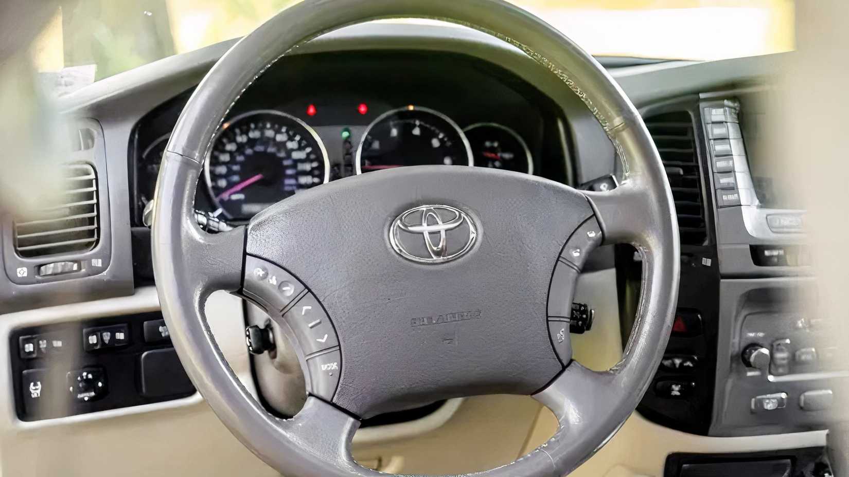 Foto do interior do volante do Toyota Land Cruiser 100 Series 2007