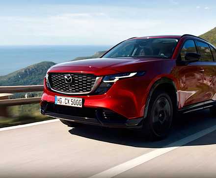 Foto frontal de ação 3/4 do Mazda CX-5 2026