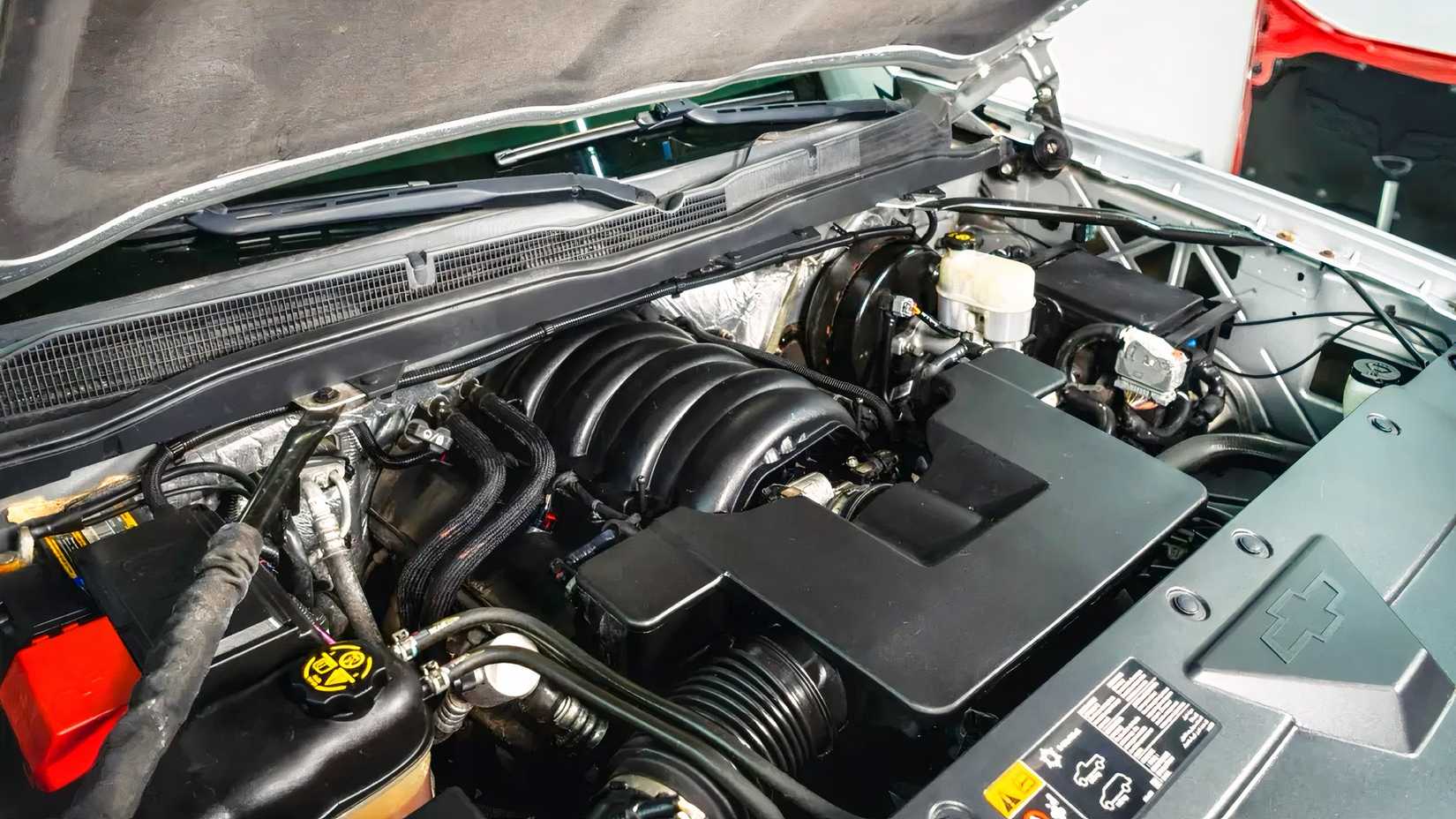 2014 Chevrolet Silverado 1500 engine bay showing Gen IV Small Block V8