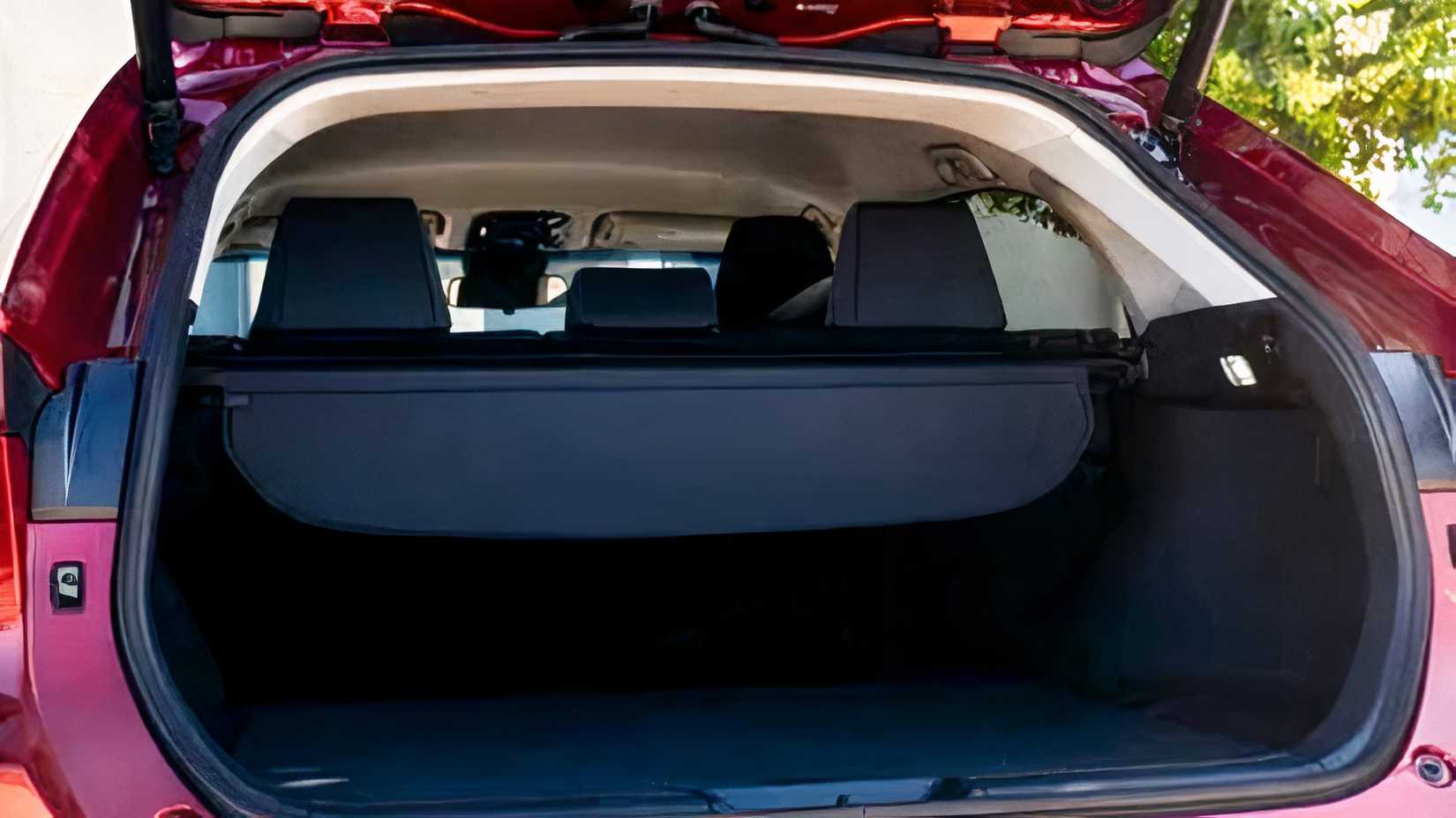 2024 Toyota Venza com bagageira traseira aberta mostrando área de carga