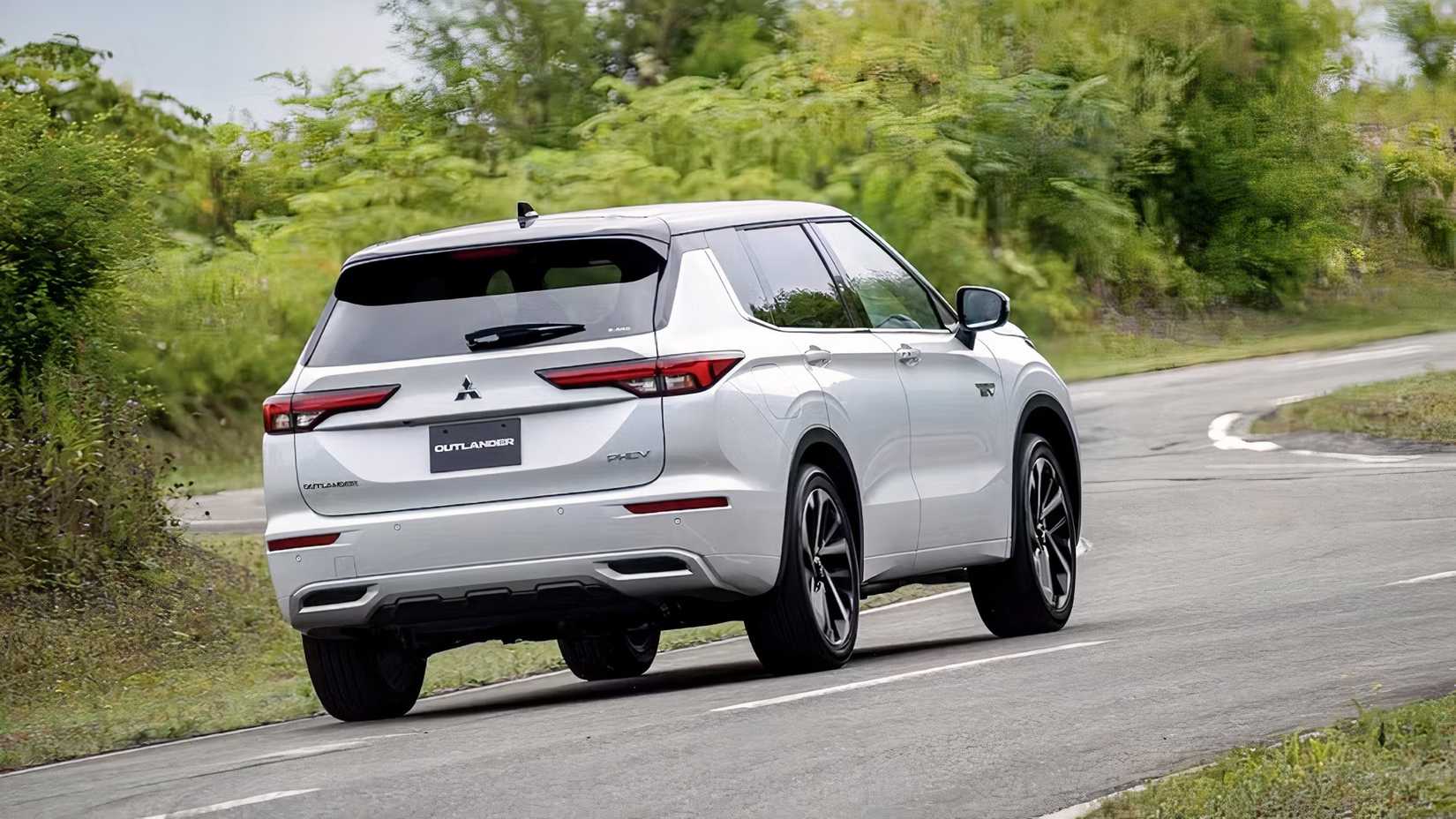 2026 Mitsubishi Outlander rear 3/4