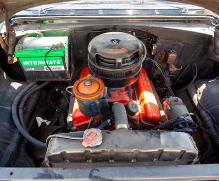 Compartimento do motor Chevrolet Bel Air 1955 mostrando GM V8 de bloco pequeno