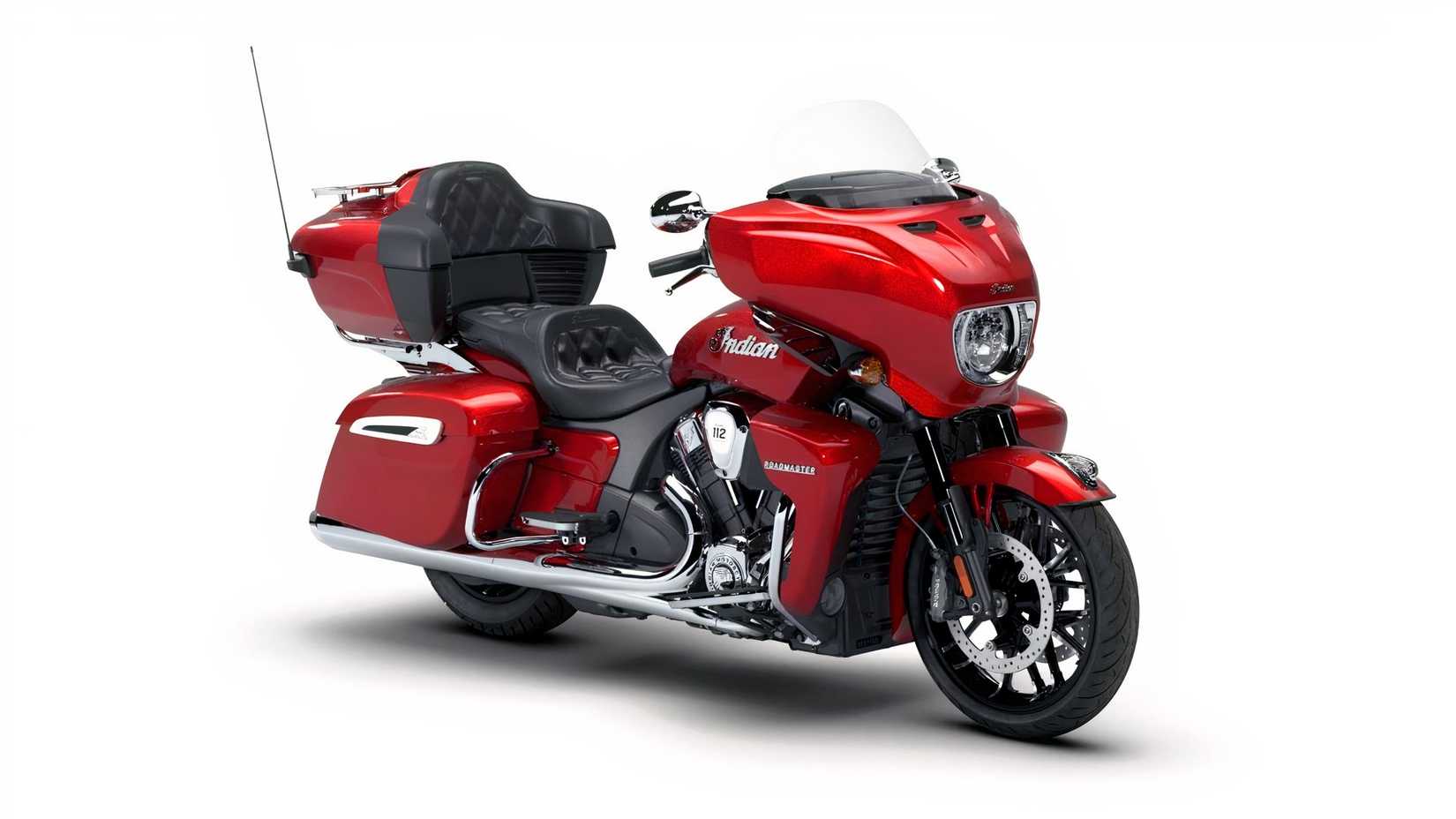 Indian Roadmaster PowerPlus vista frontal 3/4 em vermelho sobre fundo branco