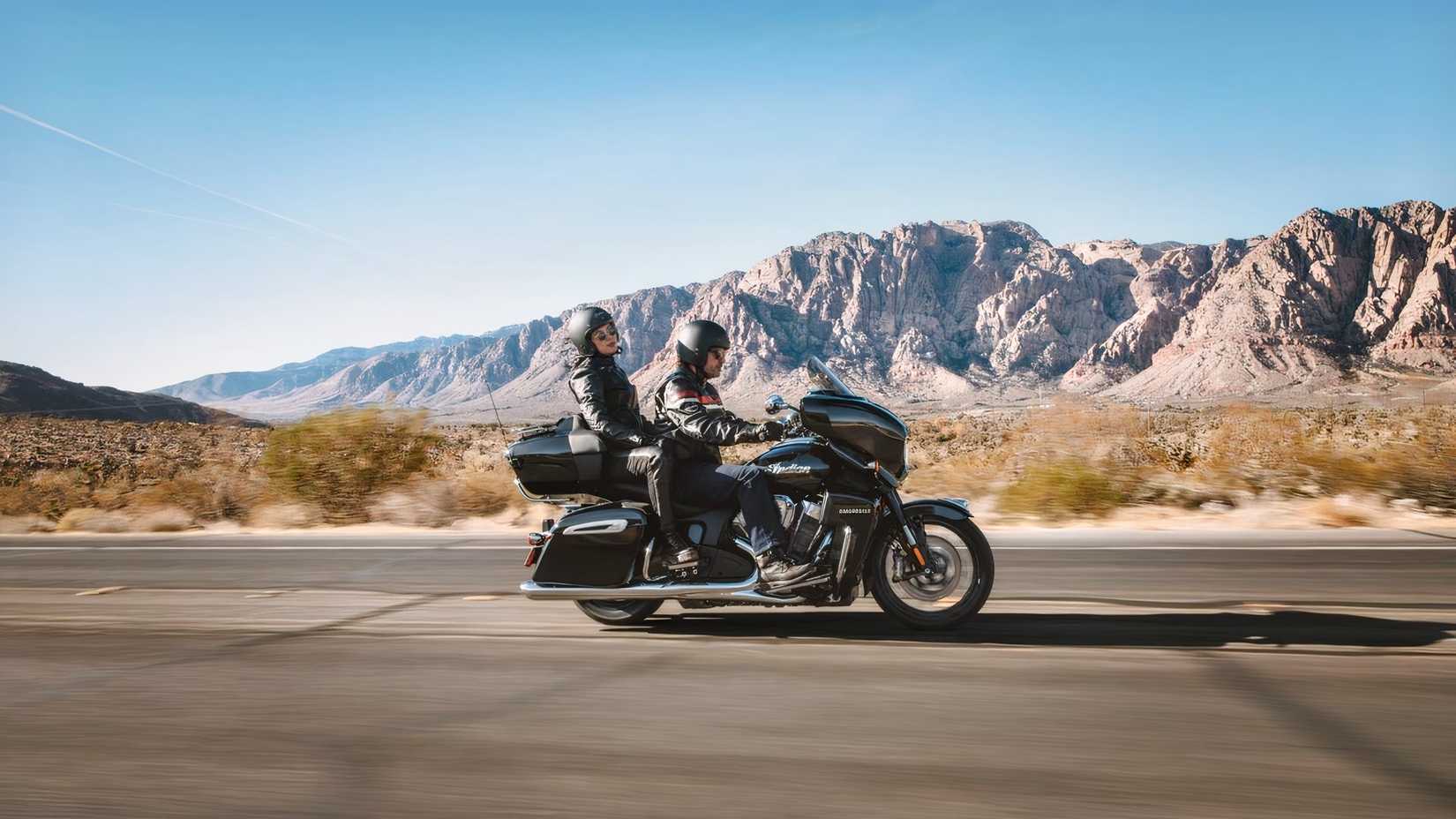 Um Indian Roadmaster PowerPlus andando de dois em uma estrada deserta