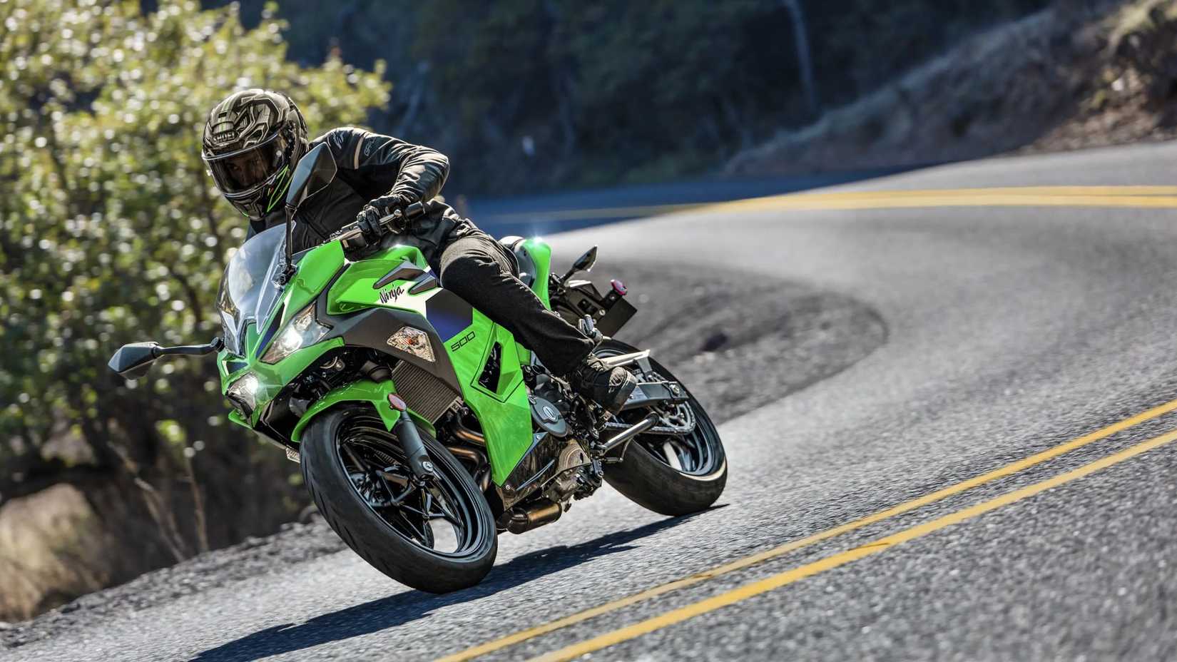 2026 Kawasaki Ninja 500 Lime Green virando à direita nos cânions