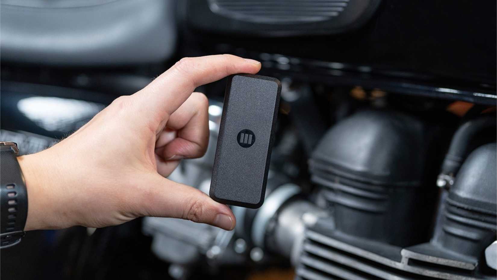 Monimoto 9 GPS Tracker levantado para mostrar suas dimensões compactas