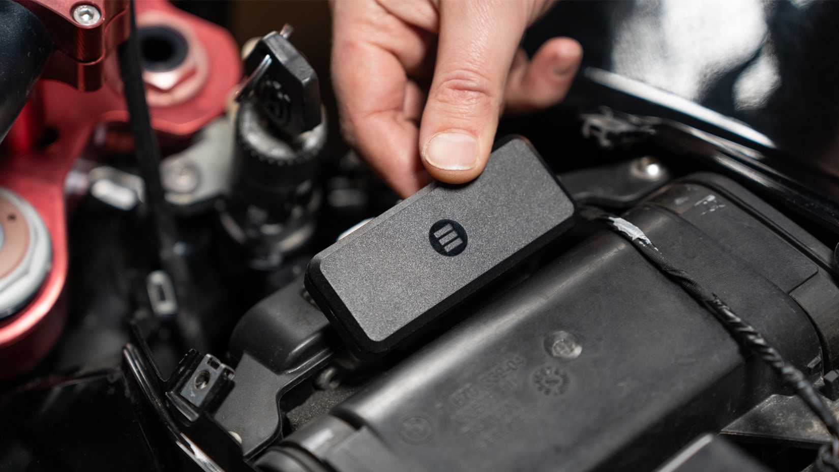 Rastreador GPS Monimoto 9 sendo instalado em uma bicicleta