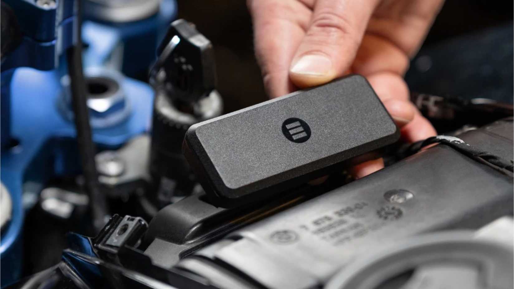 Rastreador GPS Monimoto 9 sendo instalado em uma bicicleta