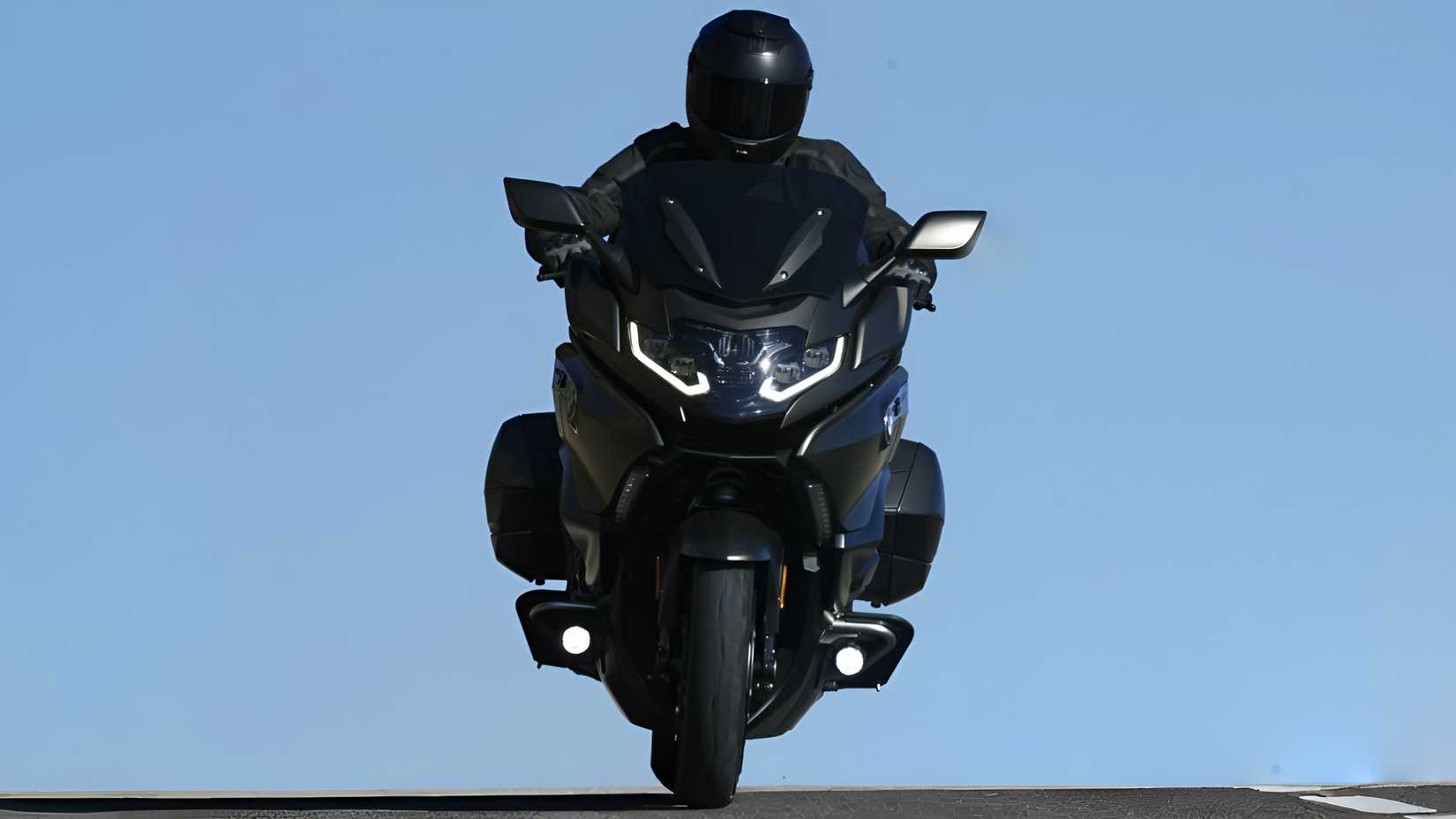 Foto cinematográfica do painel frontal do BMW K 1600 GTL 2026
