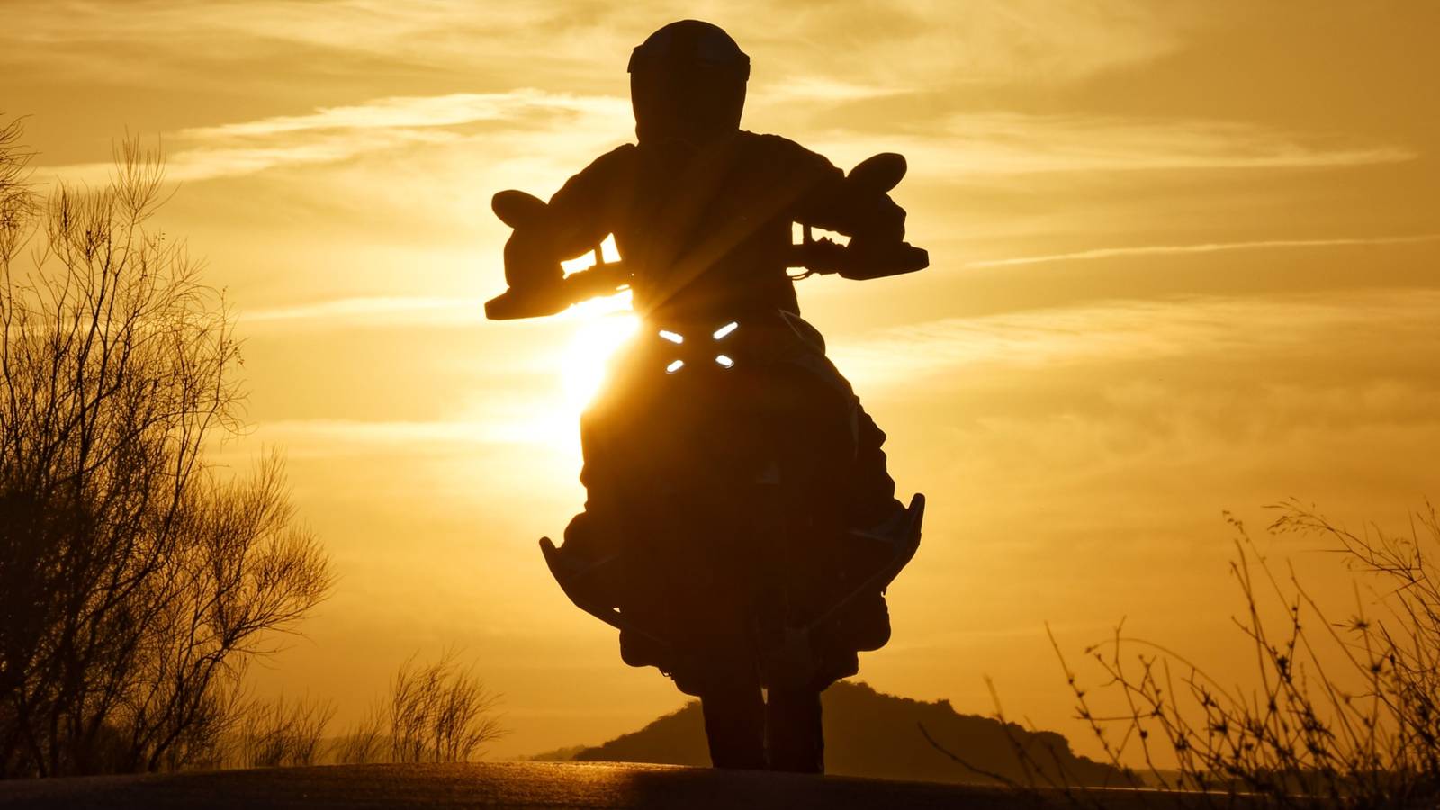 Una BMW R 1300 GS parcheggiata in mezzo alla natura, con l'aspetto di un'adventure bike moderna e pratica