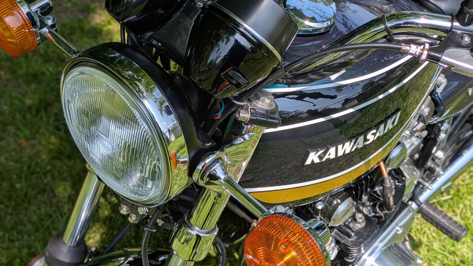 Una Kawasaki Z2 750 in mostra, con design classico e componenti avanzati, in un ambiente di esposizione