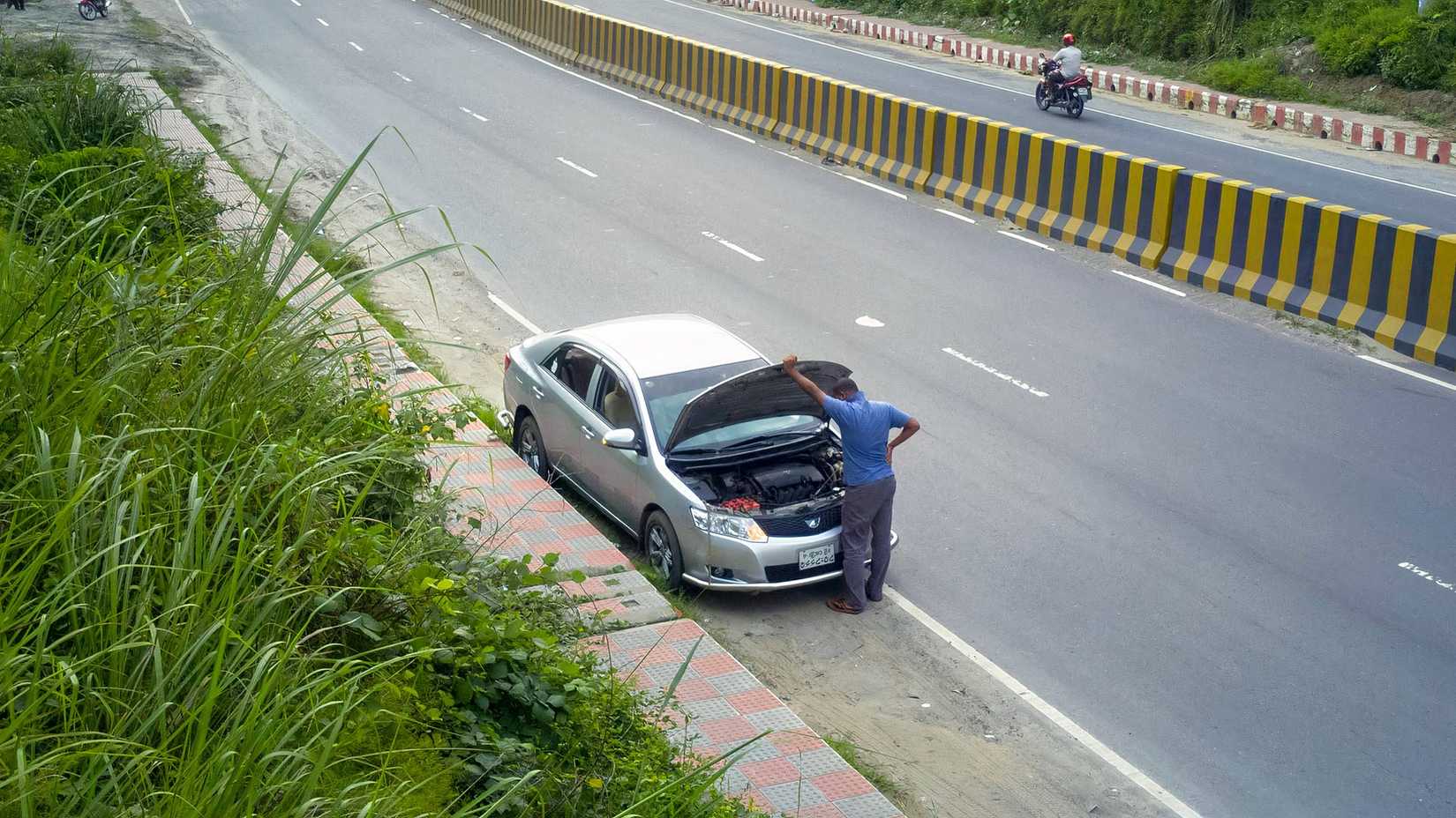 car pulled over roadside breakdown