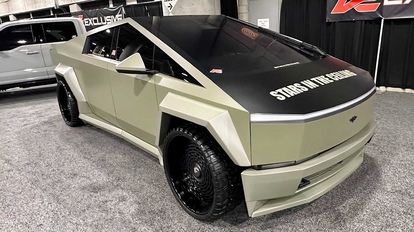 Vista lateral e frontal do passageiro Tesla Cybertruck personalizado em dois tons