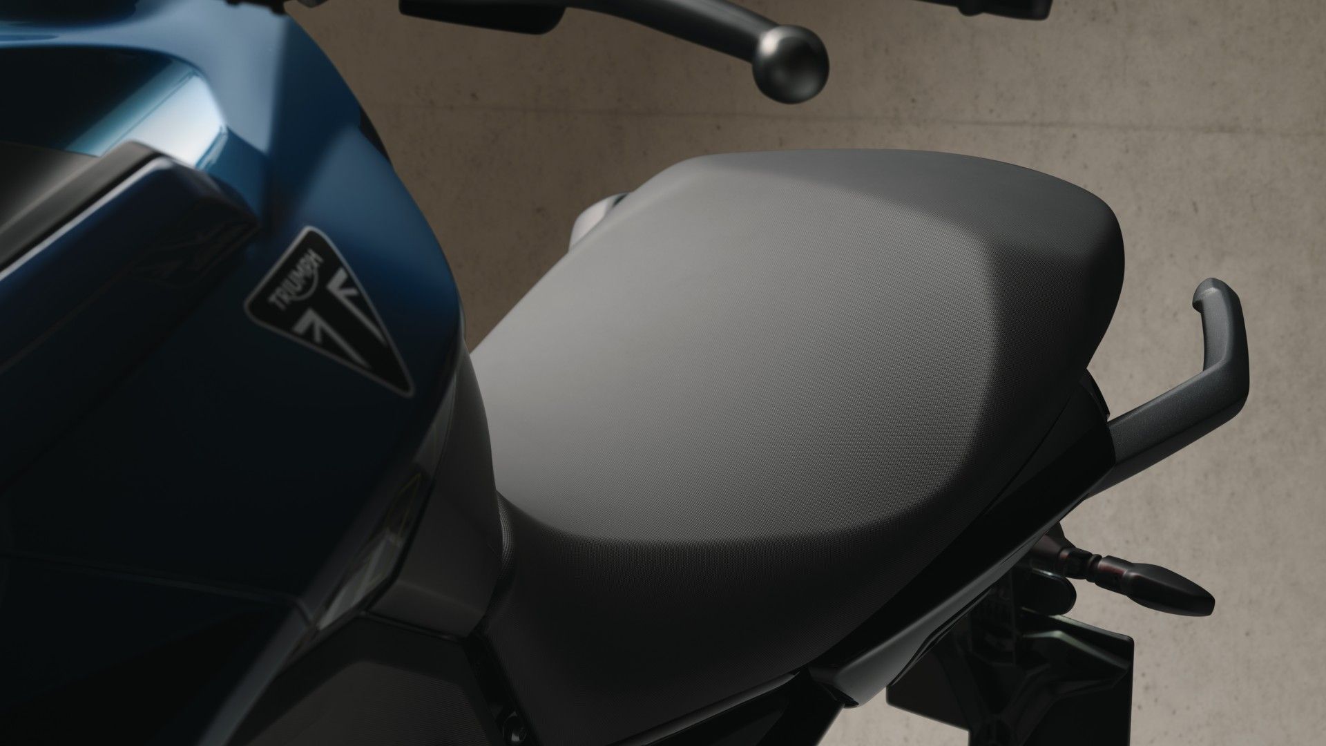Close-up do design do assento Triumph Tiger Sport 660 2026