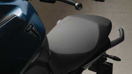 Close-up do design do assento Triumph Tiger Sport 660 2026