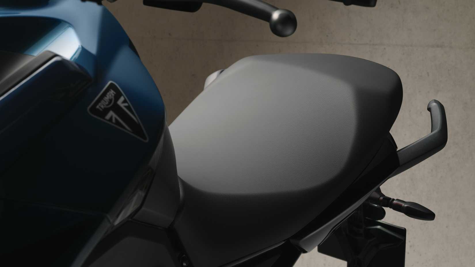 Close-up do design do assento Triumph Tiger Sport 660 2026