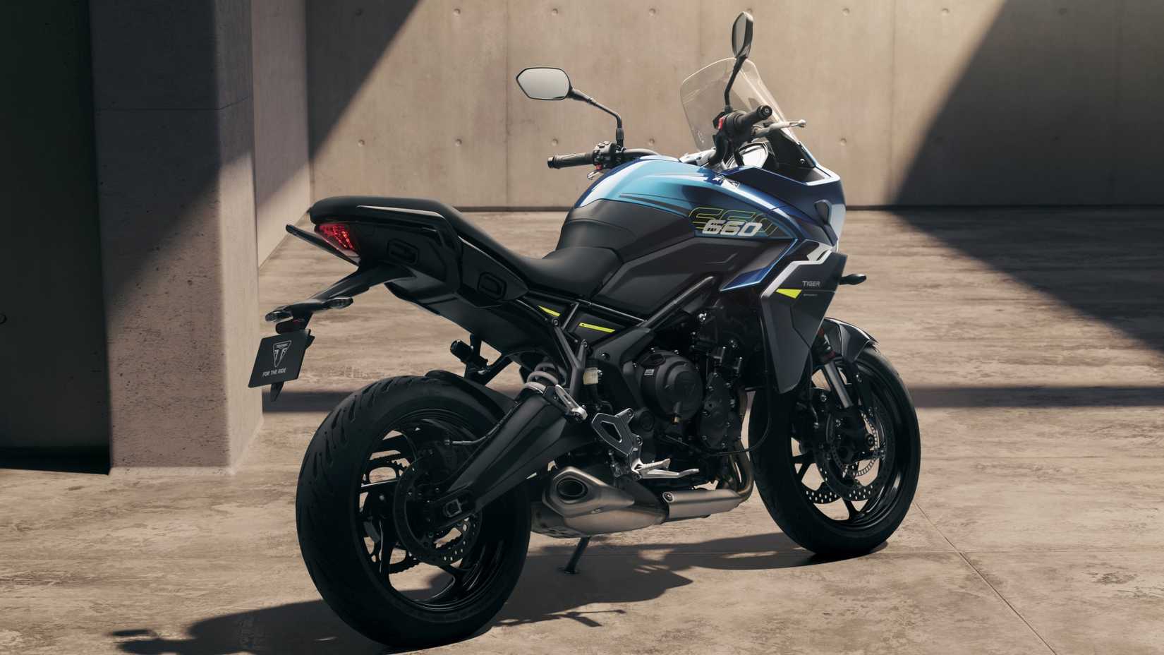 Vista traseira do terceiro quarto do Triumph Tiger Sport 660 2026