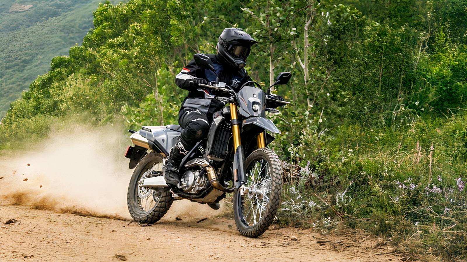 Moto dual-sport in azione su strada e sentiero, con caratteristiche equilibrate