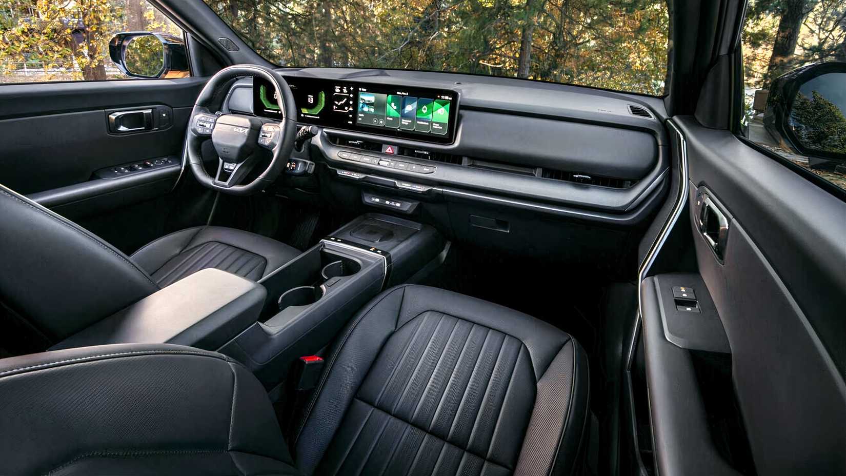 Foto do interior de um Kia Seltos híbrido 2027 mostrando a cabine dianteira