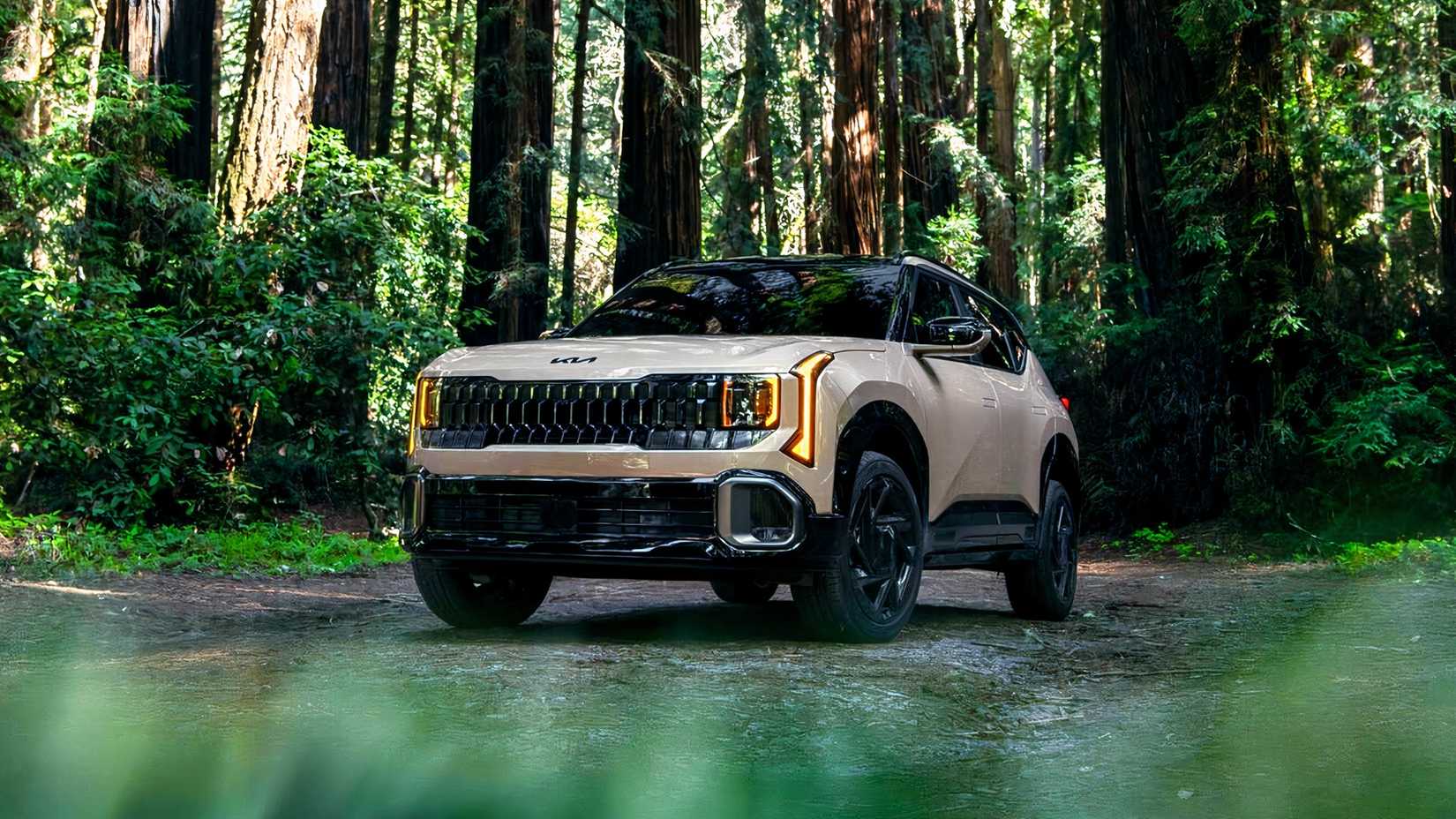 Foto frontal de um Kia Seltos dourado 2027 estacionado fora da estrada