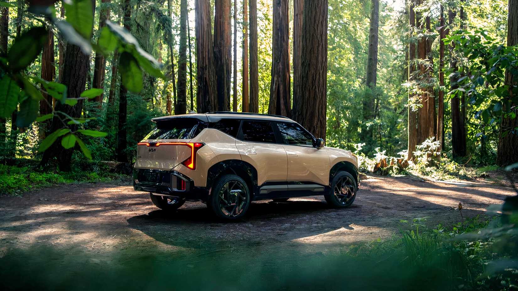 Foto traseira 3/4 de um Kia Seltos dourado 2027 estacionado fora de estrada