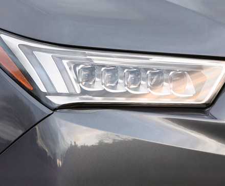 Close do farol de um Acura MDX Sport Hybrid 2020