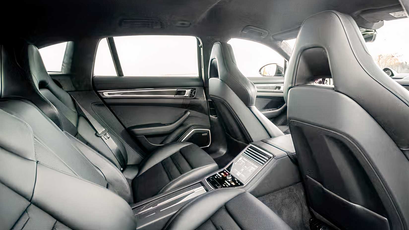 Foto da cabine do Porsche Panamera Sport Turismo 2022