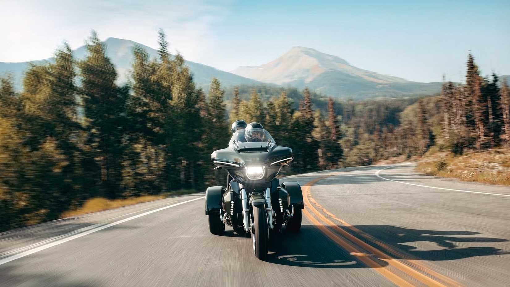 2026 Harley-Davidson Street Glide 3 Limited foto frontal dirigindo em uma estrada florestal