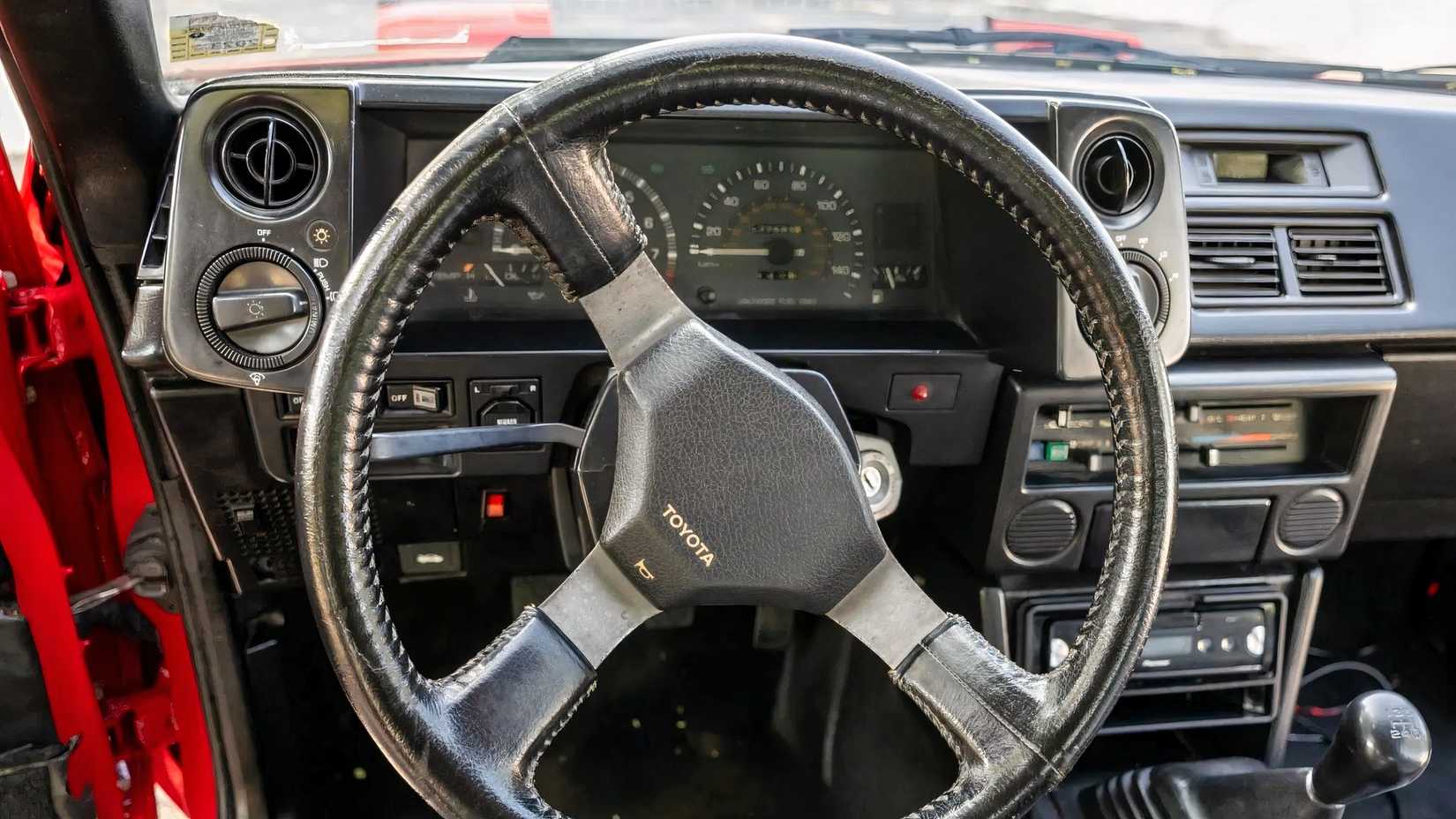 Foto do interior do Toyota Corolla GT-S 1986 mostrando o lado do motorista