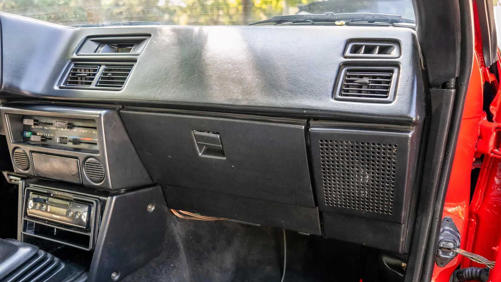 Foto do interior do Toyota Corolla GT-S 1986 mostrando o lado do passageiro