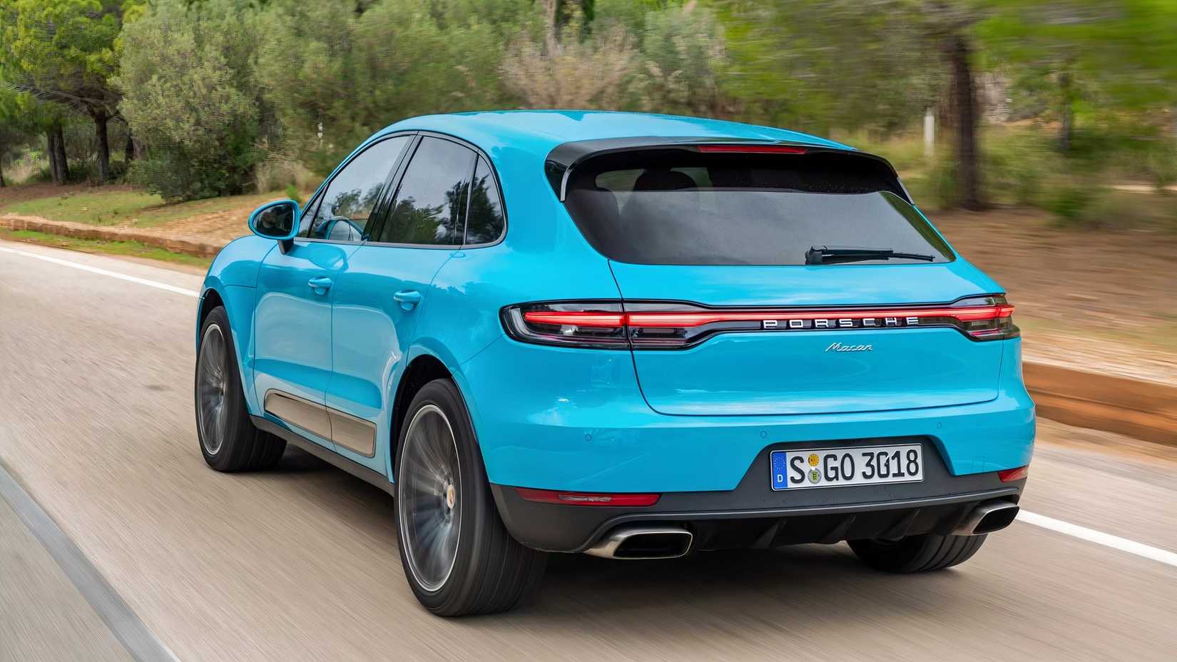 Foto traseira 3/4 de um Porsche Macan 2020 dirigindo pela estrada