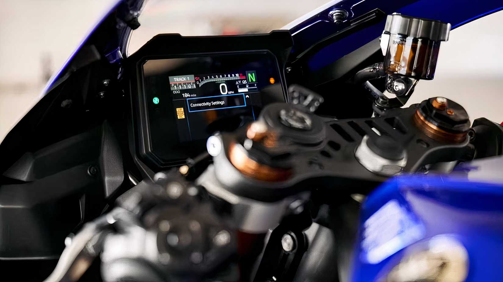 2025 Yamaha R9 TFT screen