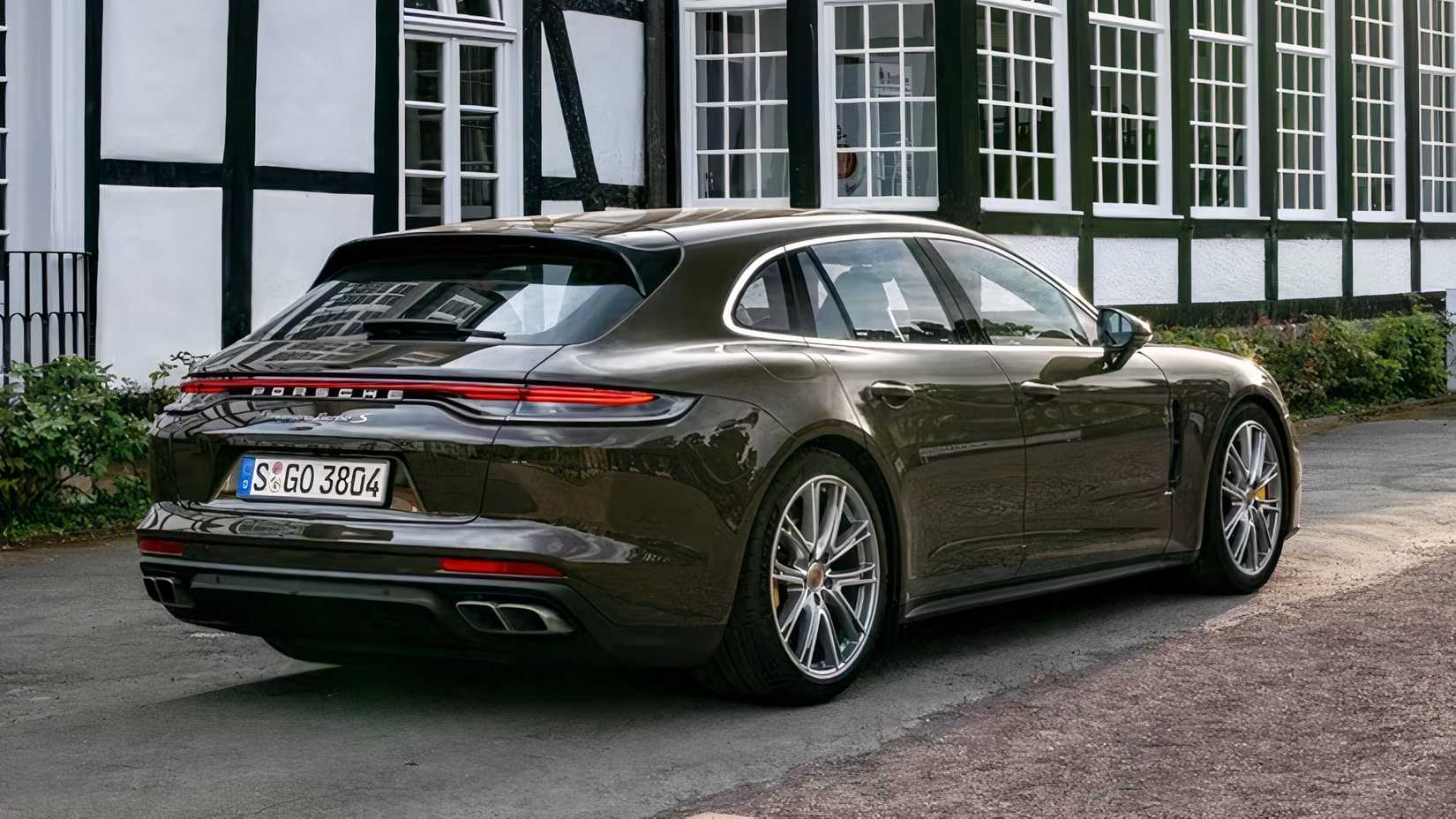 2022 Porsche Panamera Sport Turismo traseira 3/4 tiro