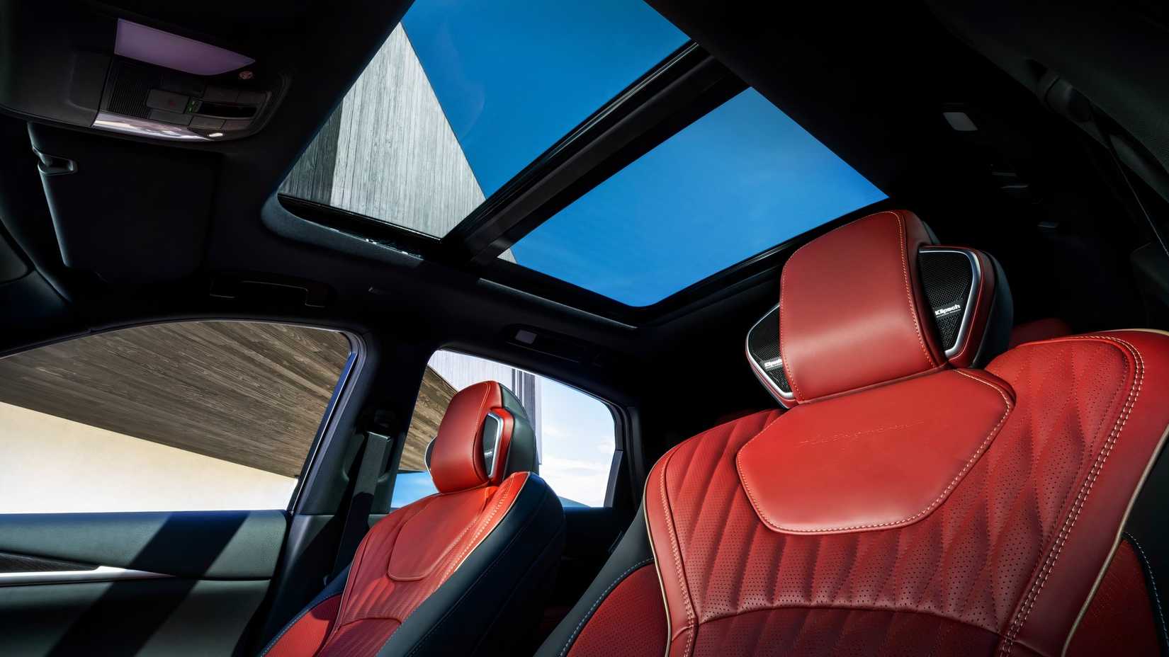 Foto do interior da cabine dianteira do Infiniti QX65 2027