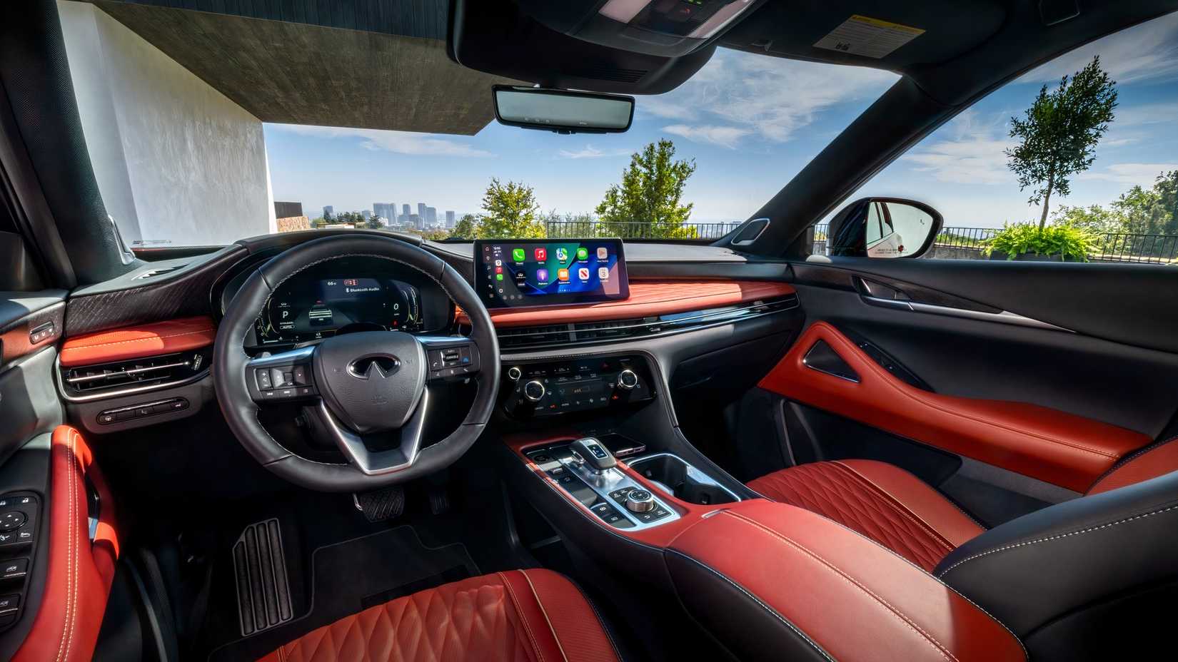 Foto do interior da cabine dianteira de um Infiniti QX65 2027