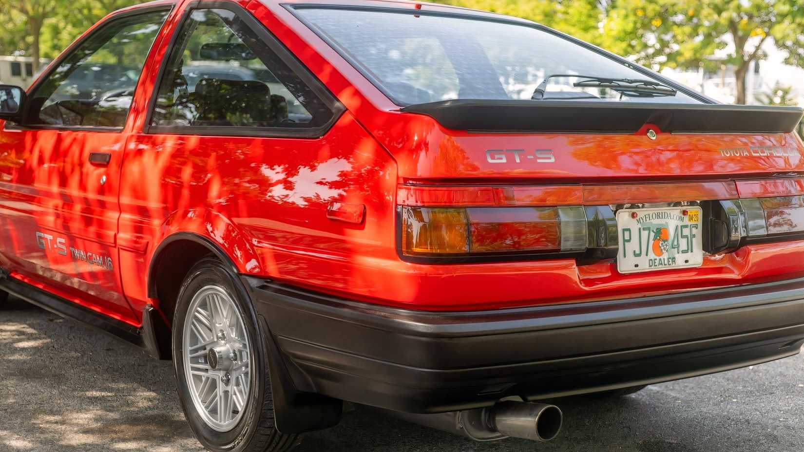 1986 Toyota Corolla GT-S em vermelho estacionado na rua