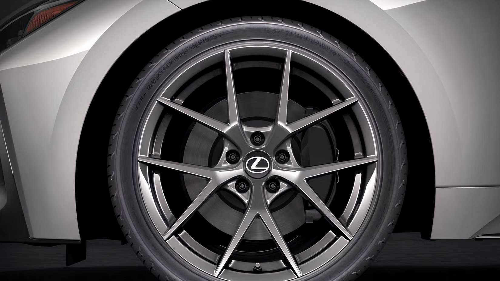 Close-up da roda dianteira cinza de um Lexus IS 2026