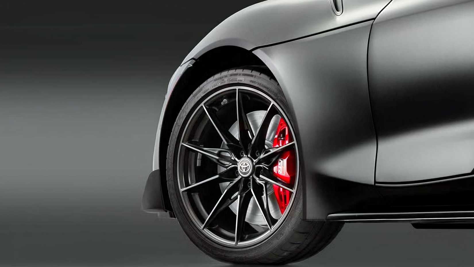 Close da roda dianteira de um Toyota GR Supra 2026