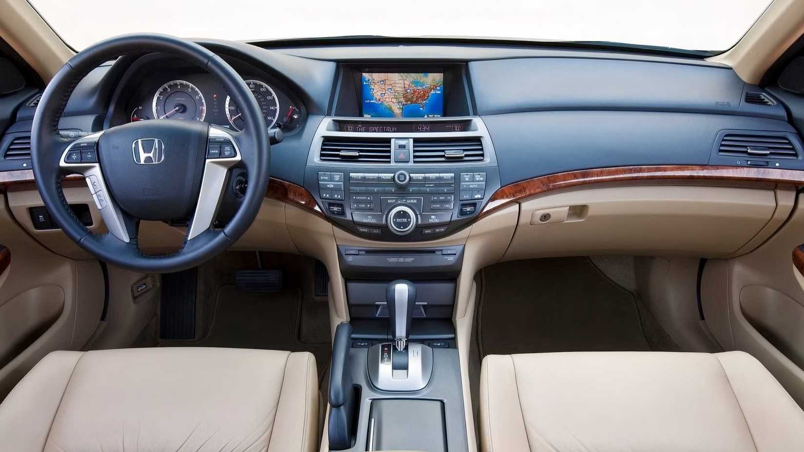 Foto do interior do Honda Accord 2012 da cabine dianteira