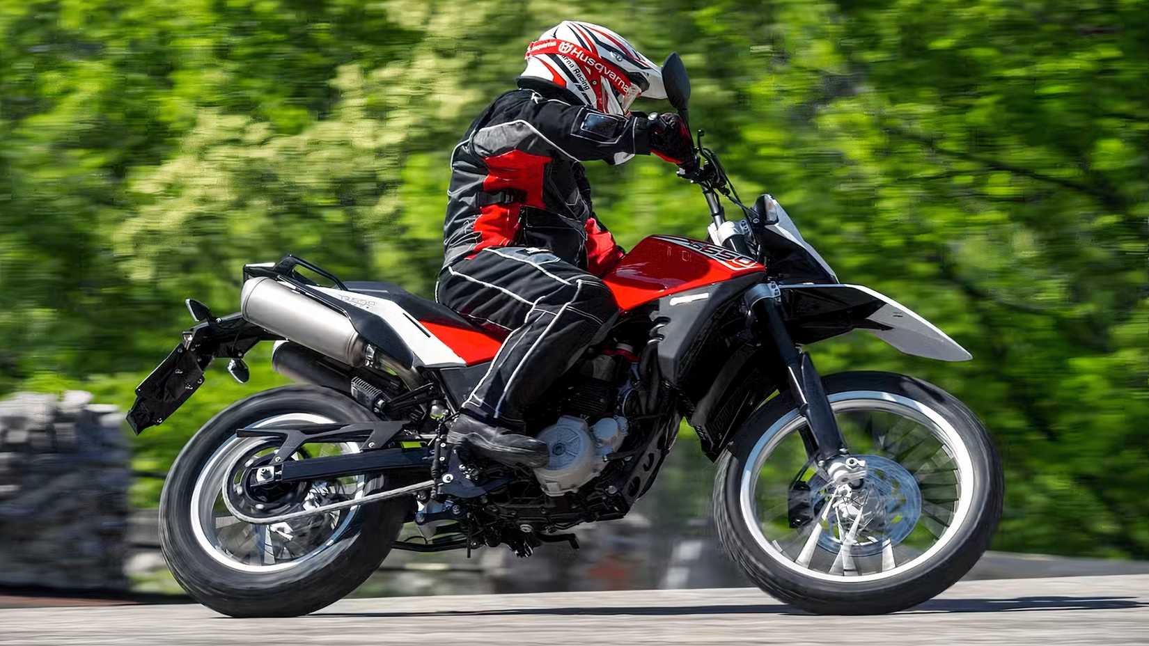 Foto lateral de uma Husqvarna TR 650 Terra 2013 em curva