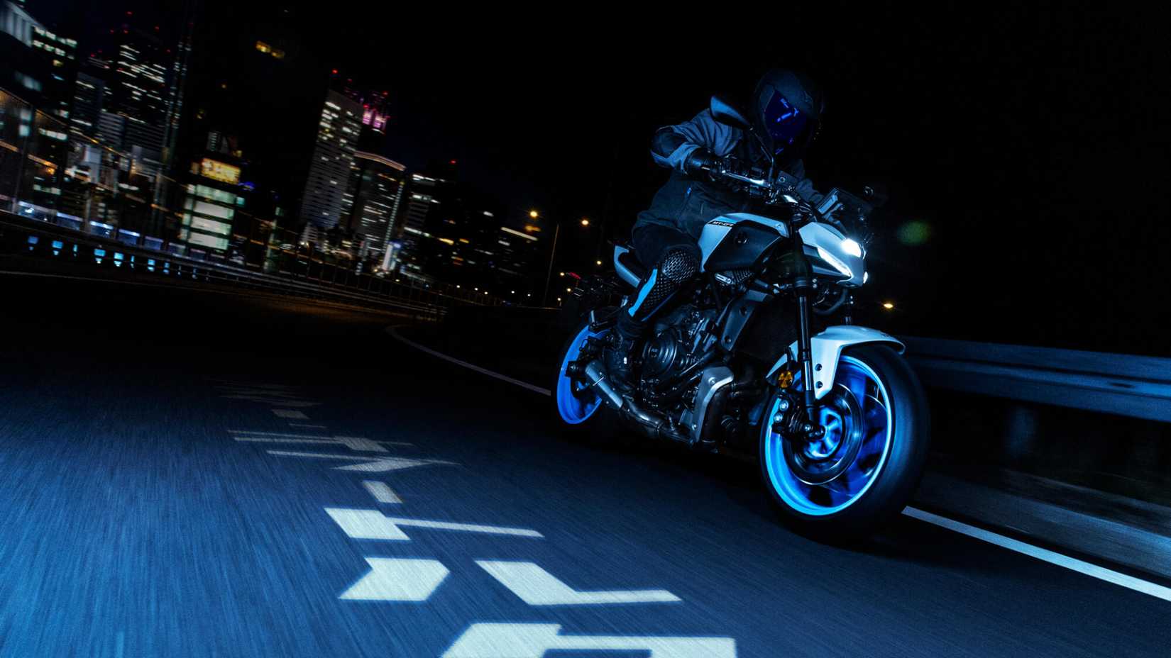Uma Yamaha MT-07 2025 sendo pilotada na cidade à noite